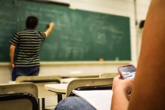 mobile phone classroom 747 x 560