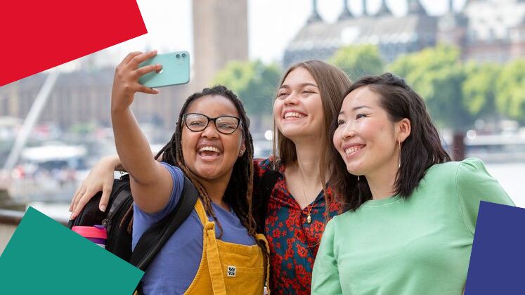 16_9_ratio_three_students_taking_a_selfie_with_squares