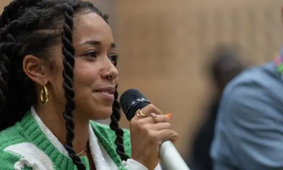 A member of the audience at an LSE event talking into a microphone.