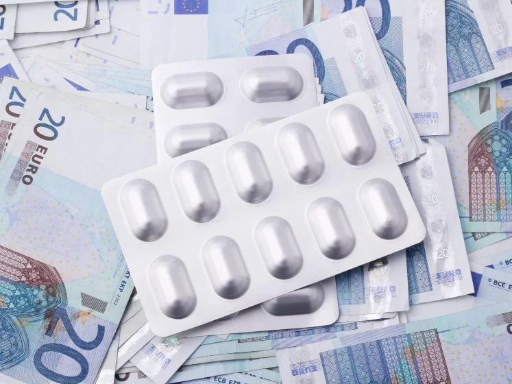 drugs_And_money_747x560