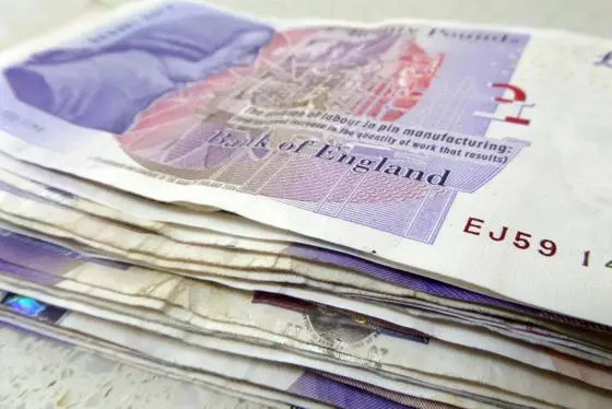 Stack20PoundNotes747x560