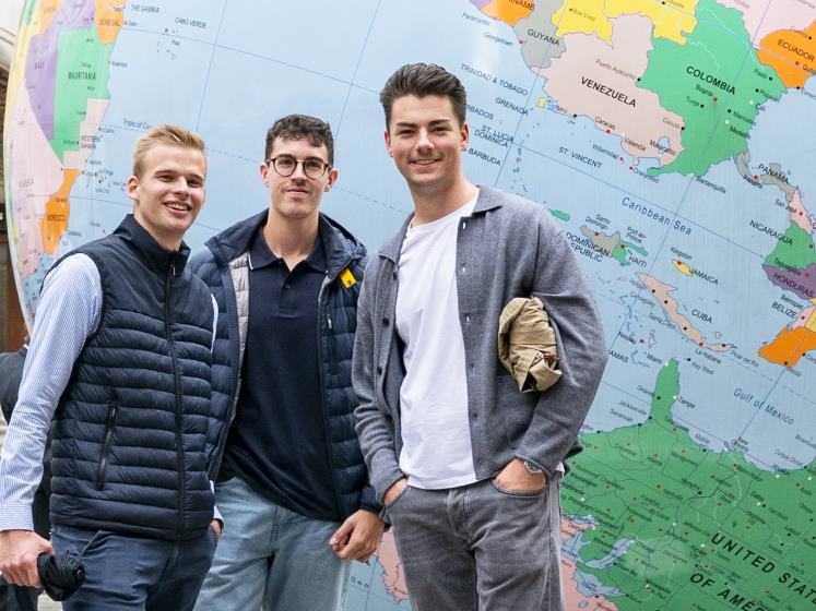 LSE students at the globe