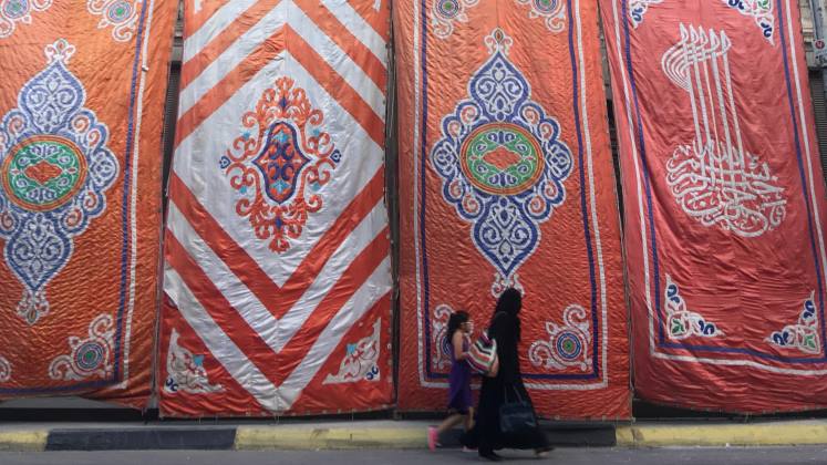 A woman and young girl walking in Alexandria, Egypt, 2019. Photo: Yasmine Kherfi.