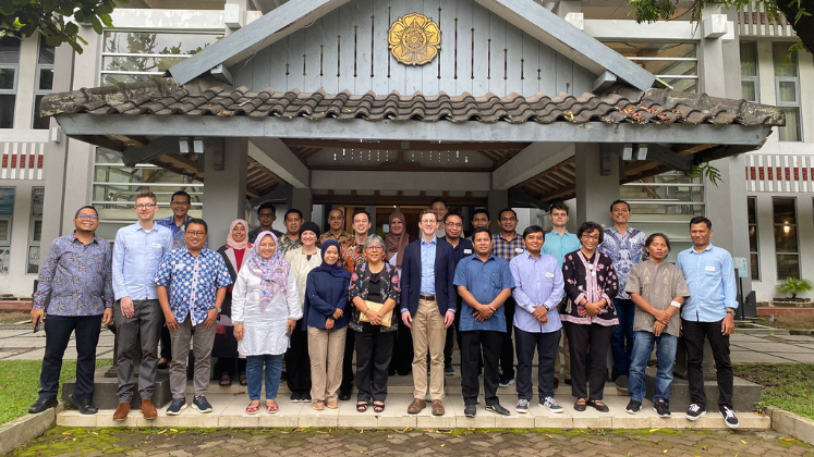 747 x 420 - Indonesia group photo